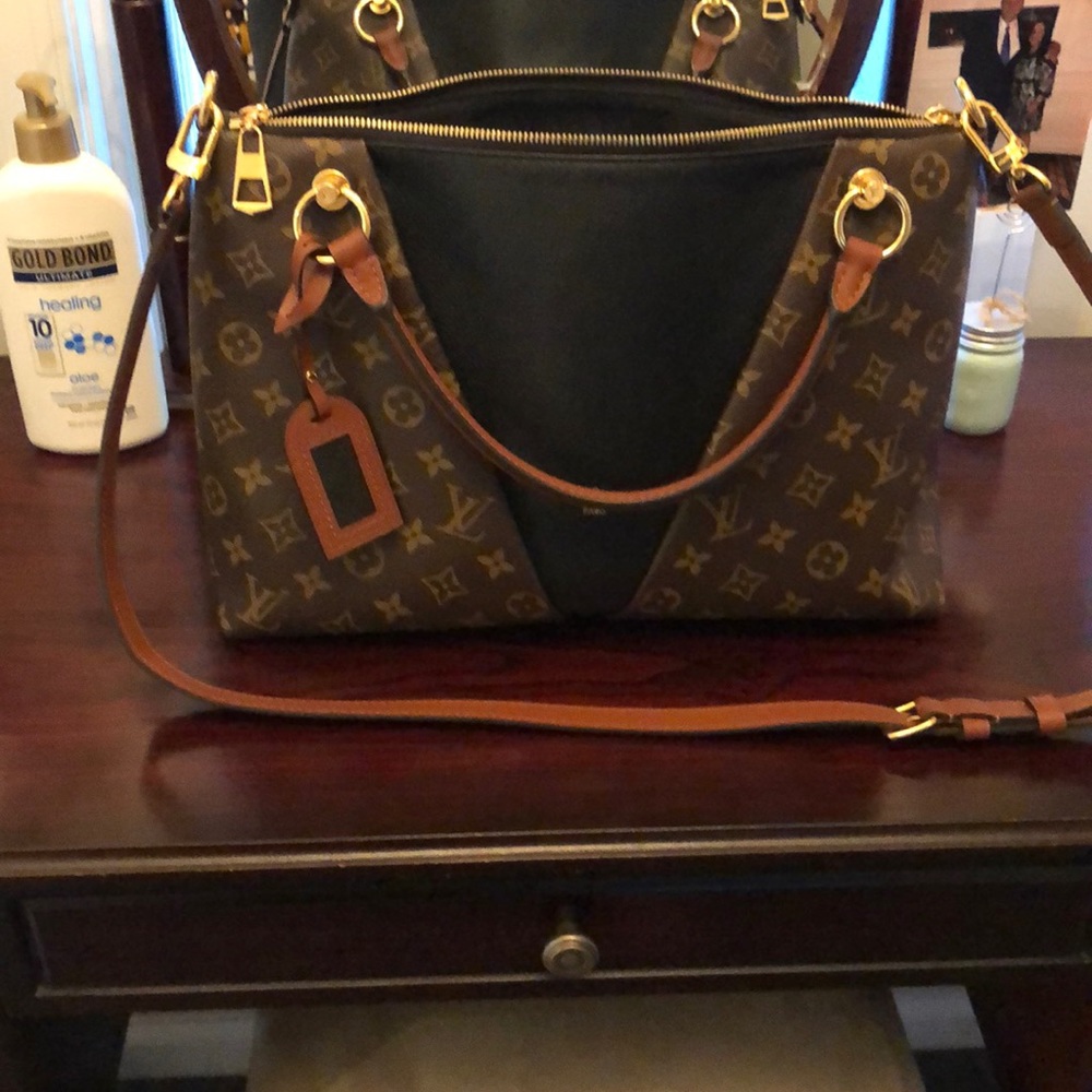 Authentic Louis Vuitton v tote mm